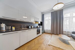 Two-Bedroom Suite (Ground Floor) | Private kitchen | Fridge, microwave, oven, stovetop - Limehome Dresden Antonstraße (Dresden)