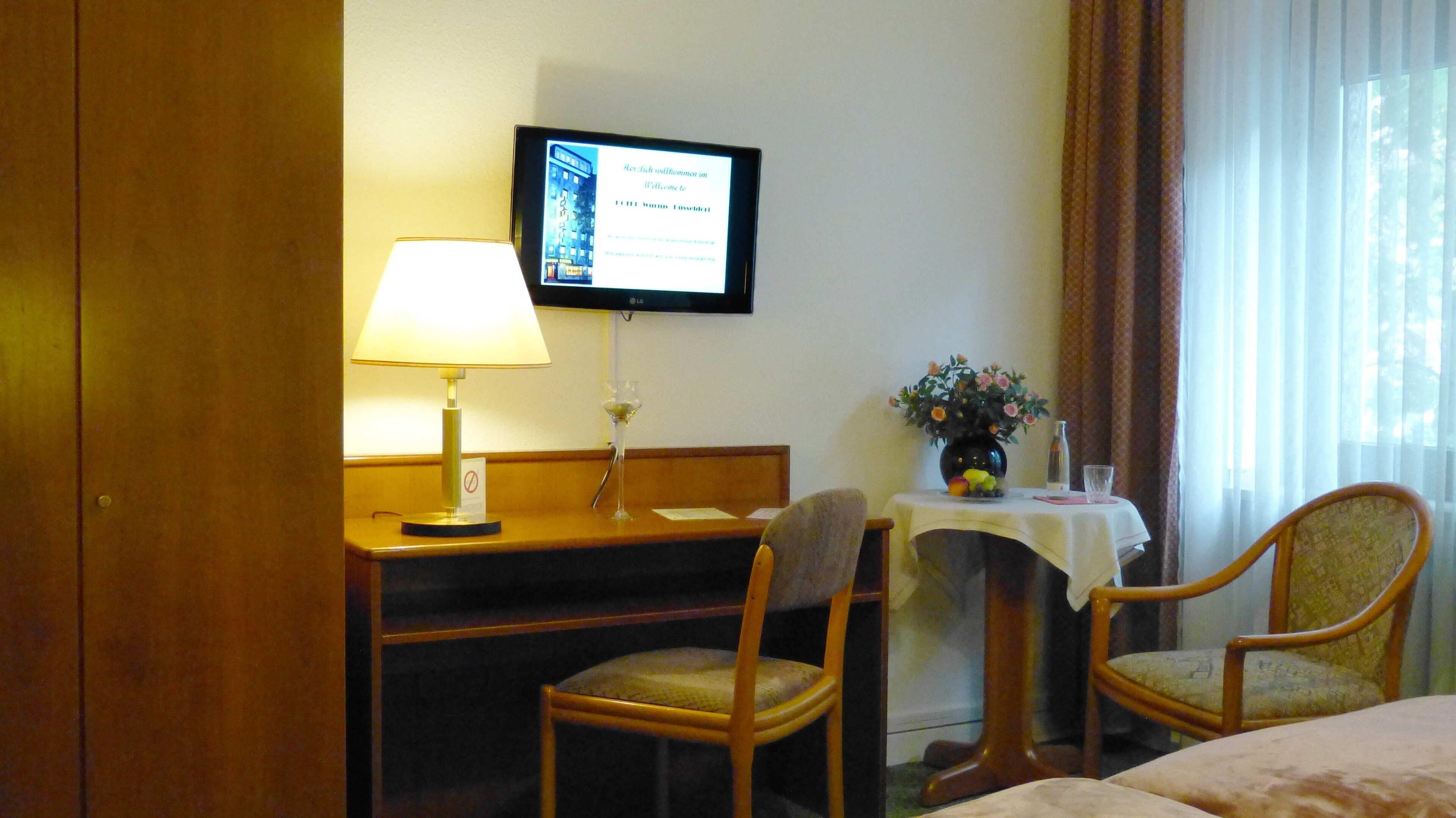 standard double room, non smoking | television