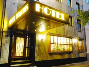 Fassade der Unterkunft – Abend/Nacht