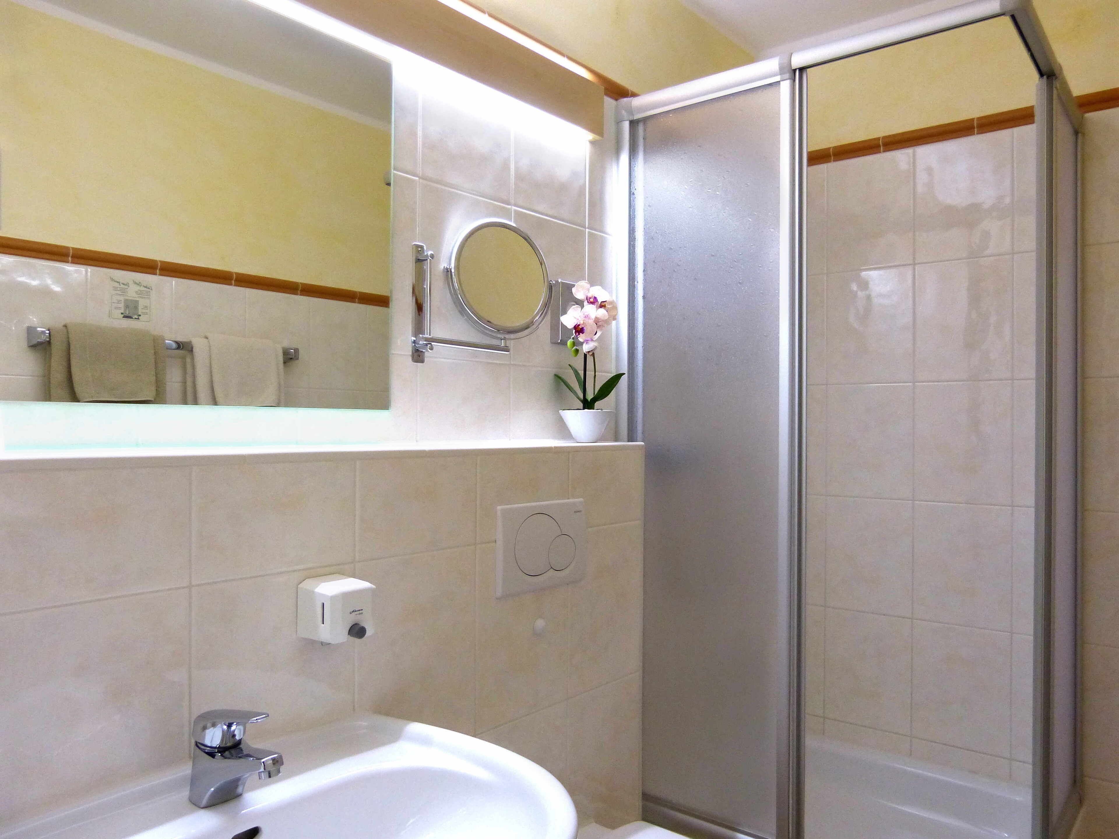 junior suite, 2 bedrooms, non smoking | bathroom | shower, hair dryer, towels