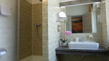 Comfort Single Room, Non Smoking | Bilik Mandi | Pancuran mandi, pengering rambut, tuala disediakan