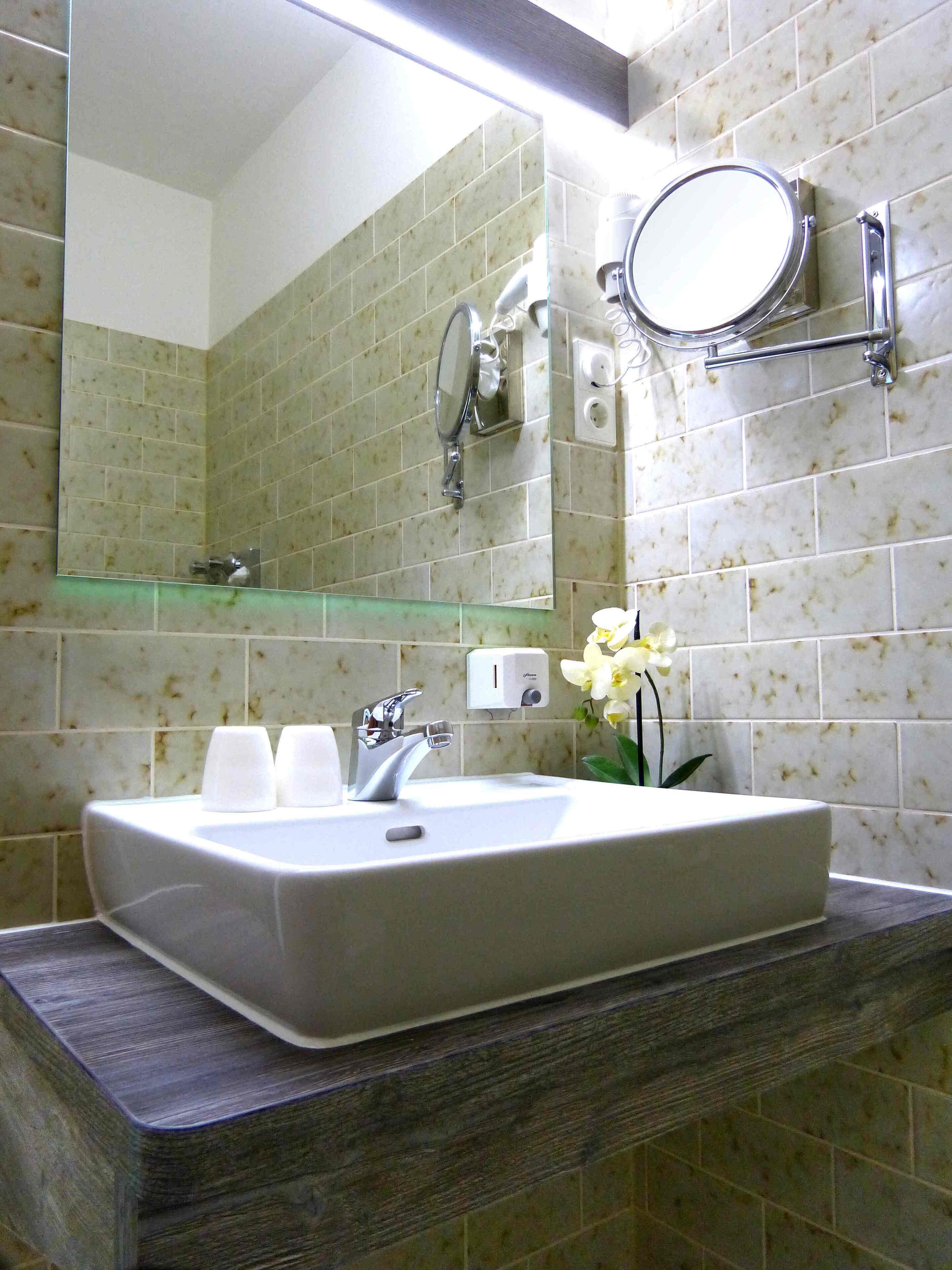 comfort suite, 1 bedroom, non smoking | bathroom | shower, hair dryer, towels