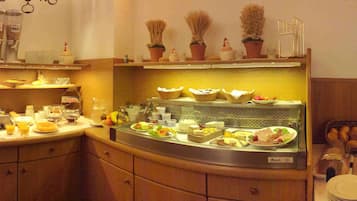 Desayuno buffet diario (EUR 22.5 por persona)