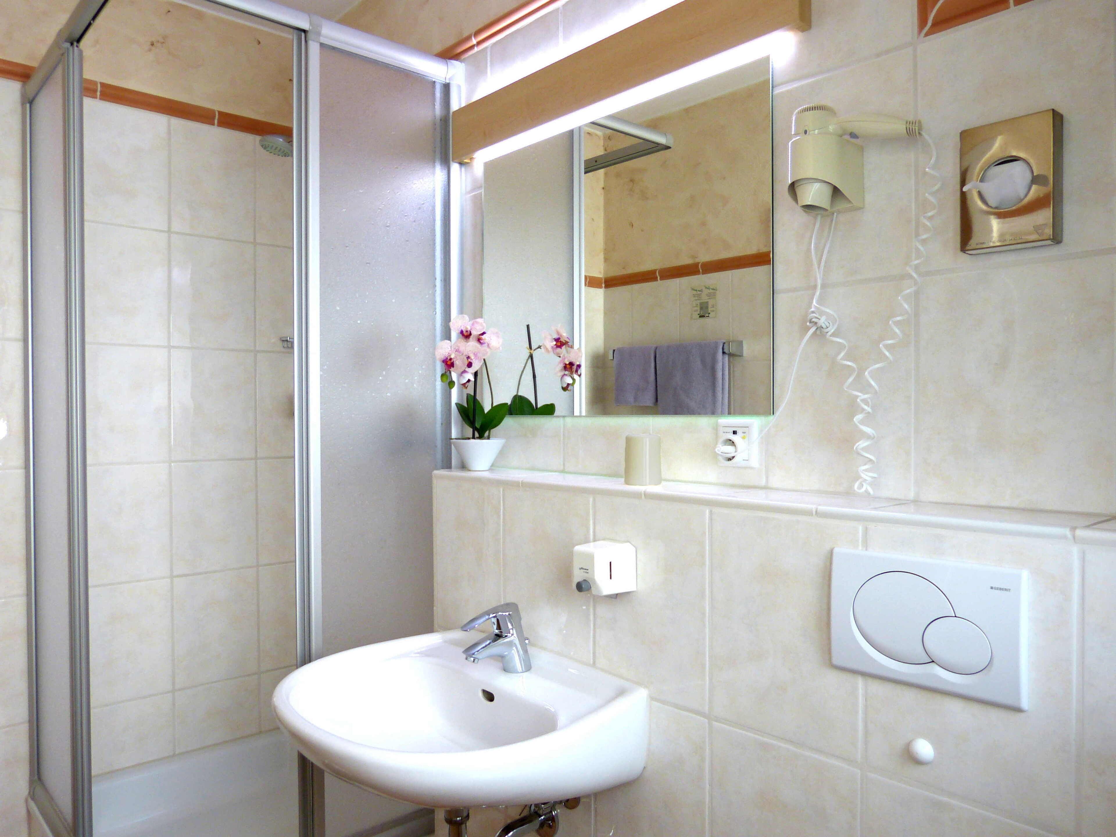 standard single room, non smoking | bathroom | shower, hair dryer, towels