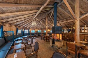 2 bars/lounges, poolside bar