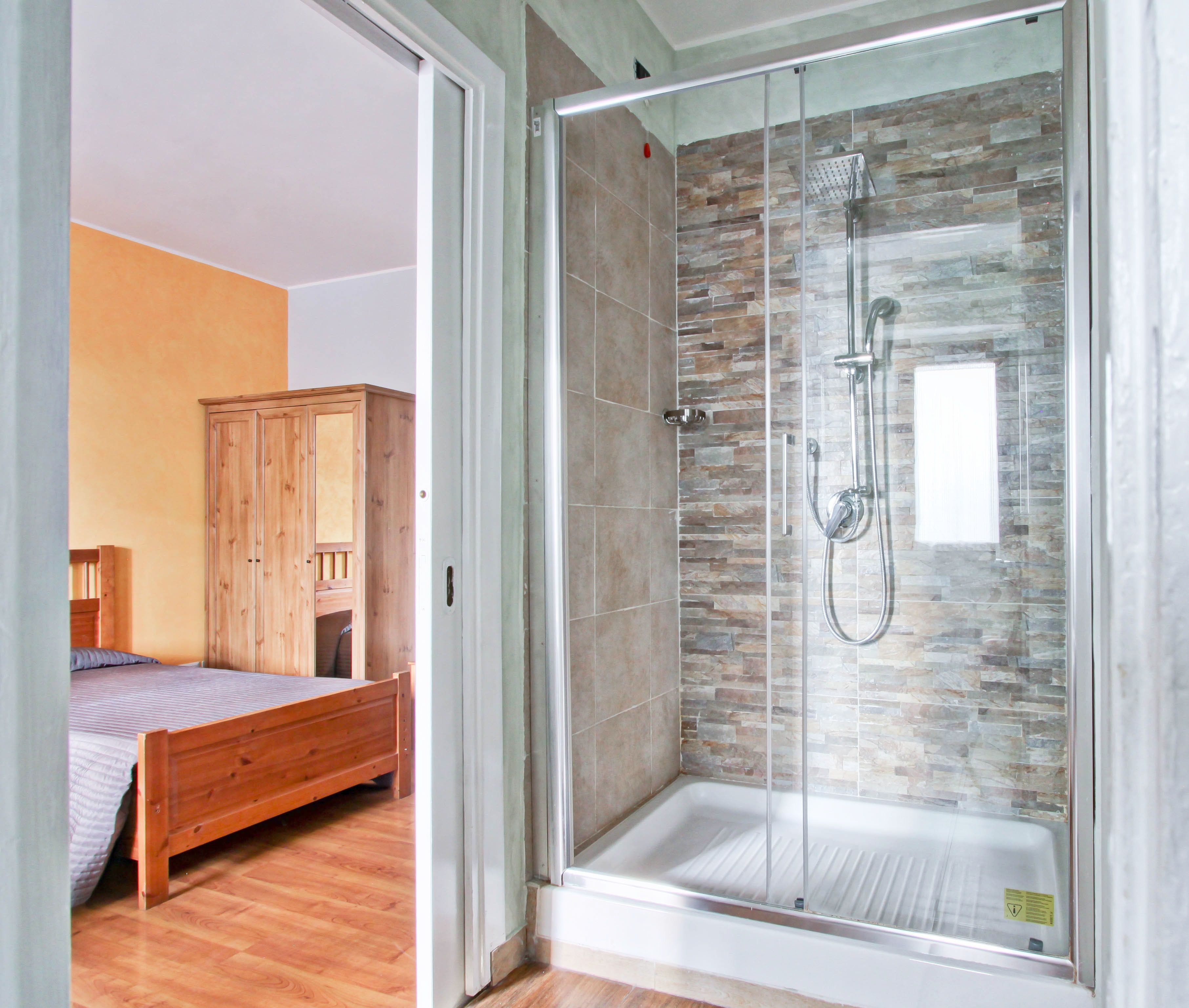 Chambre Triple, salle de bains attenante | Douche de la salle de bain
