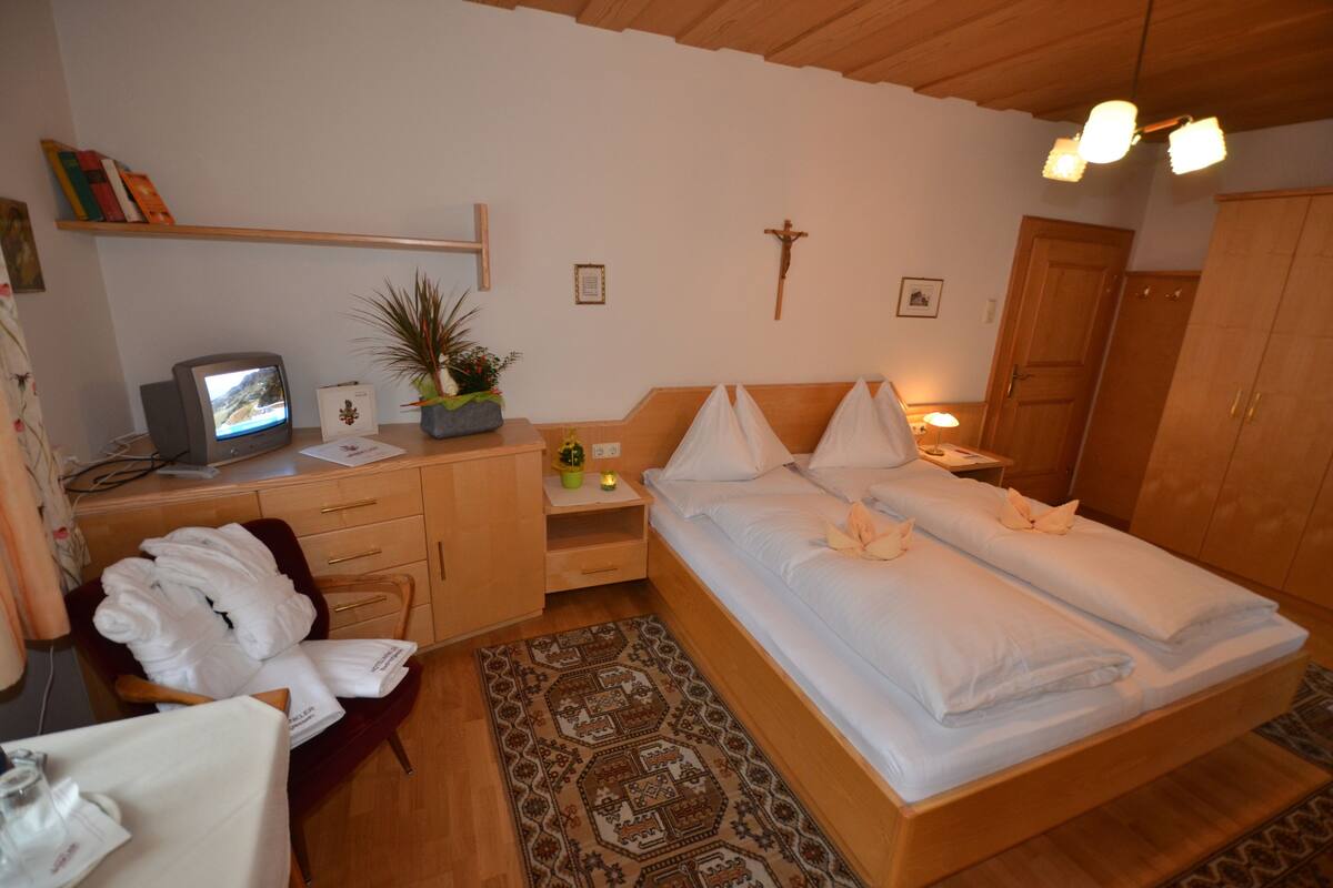 Cribs/infant beds, free WiFi