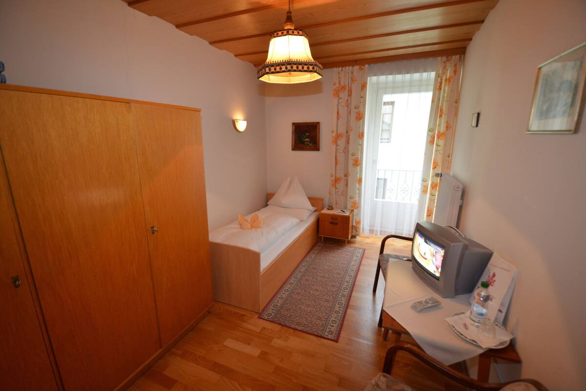 Economy Single Room (bathrooom on same floor) | Cots/infant beds, free WiFi