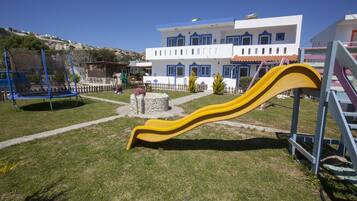 Área de juegos infantiles al aire libre