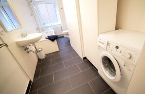Appartement, 2 chambres | Salle de bain | Ensemble douche/baignoire, articles de toilette gratuits, sèche-cheveux