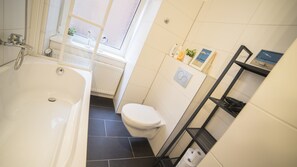 Apartment, 2 Schlafzimmer | Badezimmer | Duschwanne, kostenlose Toilettenartikel, Haartrockner, Handtücher