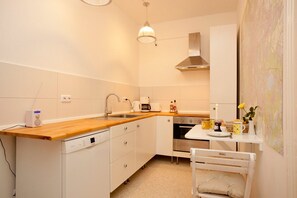 Appartement, 2 slaapkamers | Privékeuken | Een koelkast, een magnetron, een oven, een kookplaat