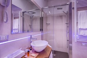 Ducha, artículos de tocador gratuitos, batas, pantuflas