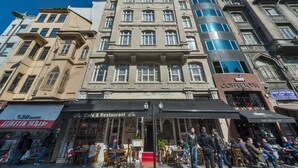 Un café y restaurante con terraza, un letrero que dice 'Café & Restaurant' y un letrero de 'Coffeetopia'.