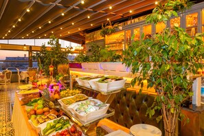 Tägliches Frühstücksbuffet (10 EUR pro Person)