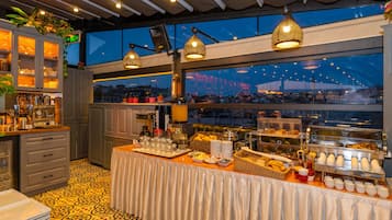 Desayuno buffet (EUR 10 por persona)