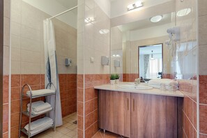 Deluxe Apartment | Bathroom | Shower, hair dryer, towels - Fortuna 7 Apartments (Hévíz)