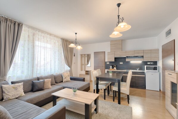 Deluxe-Apartment | Wohnbereich | 82-cm-Flachbildfernseher mit Kabelempfang, Fernseher