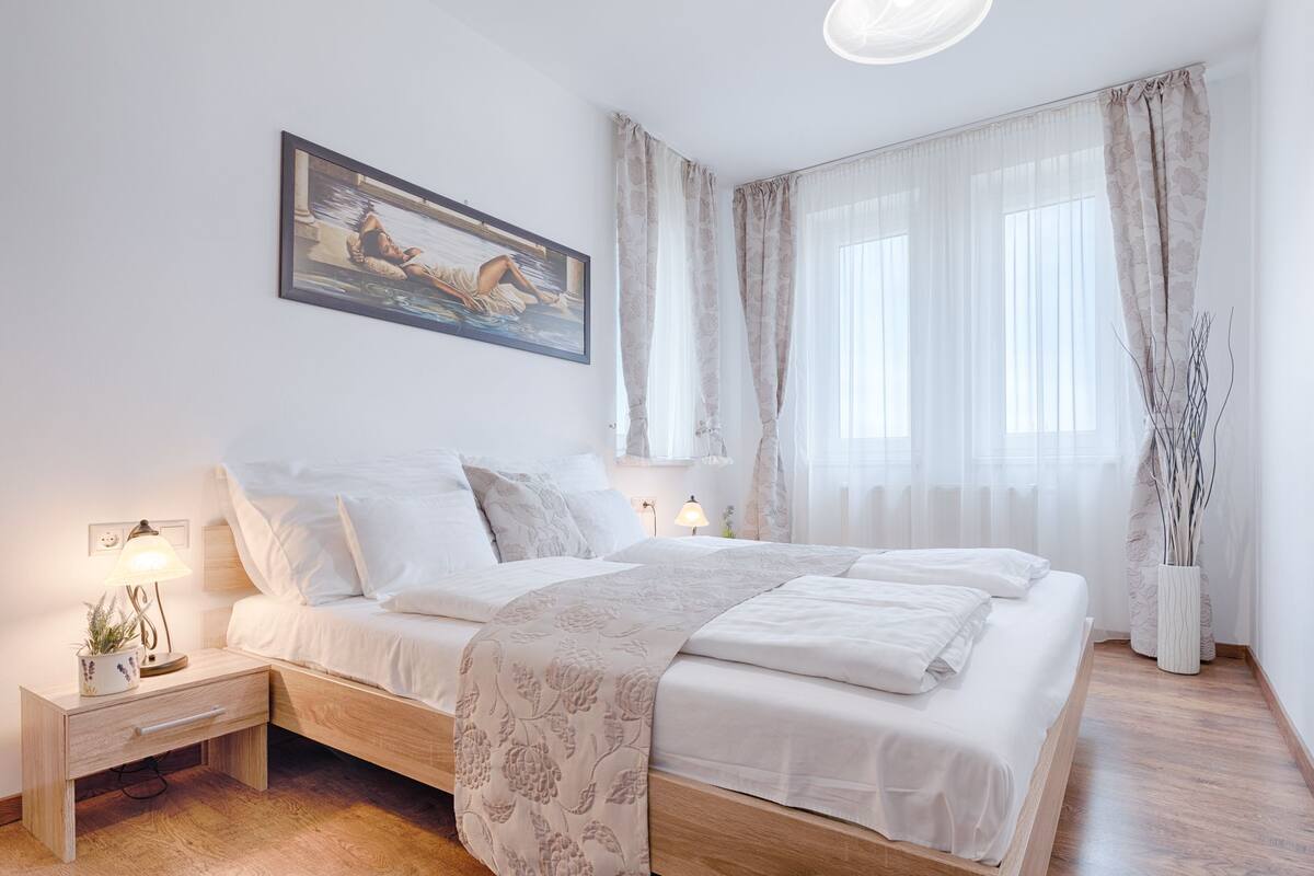 Deluxe Apartment | 1 bedroom, premium bedding, soundproofing, iron/ironing board