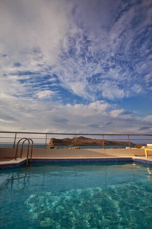 Seasonal outdoor pool, an infinity pool, pool umbrellas, sun loungers - Sandy Point Villas (Agia Marina)
