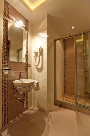 Vila superluxo, 5 quartos, ao lado da praia | Banheiro | Chuveiro, ducha de hidromassagem, produtos de toalete grátis 