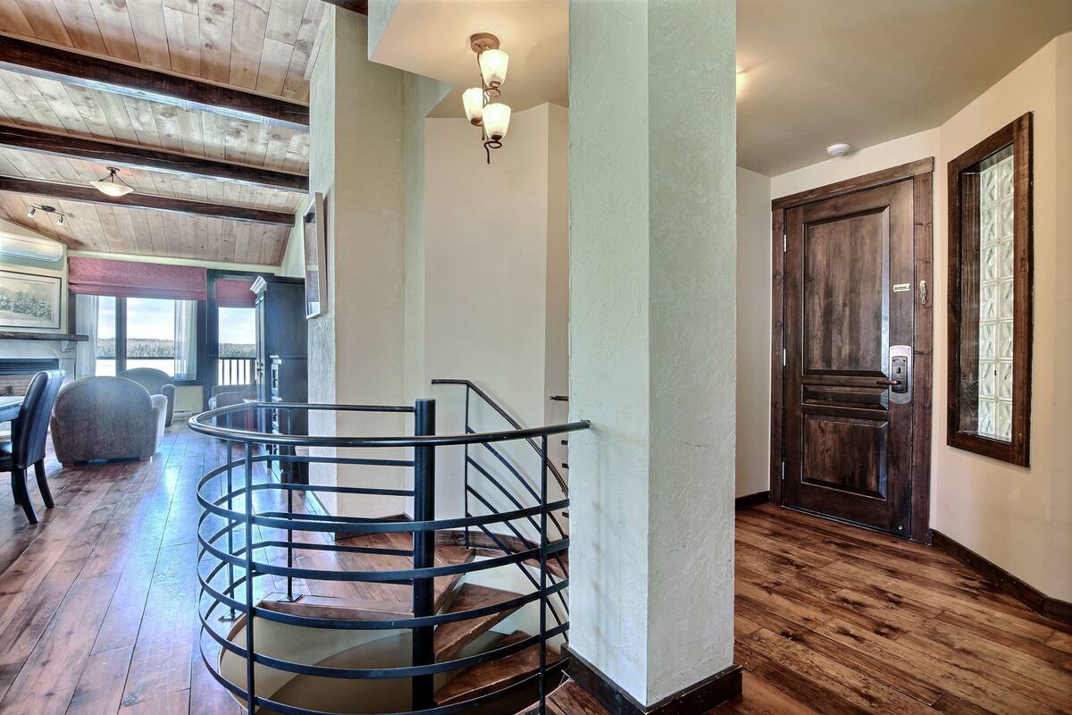 Royal Condo | Living area