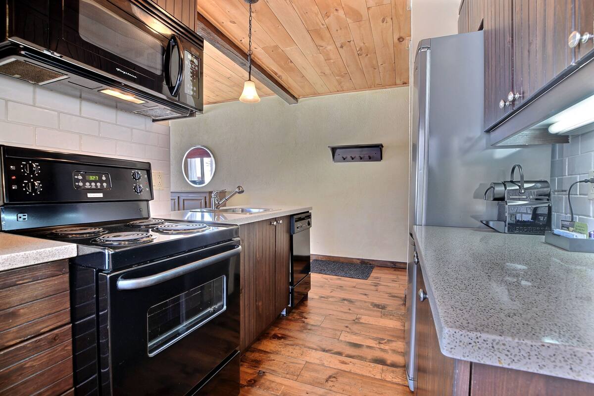 fridge, microwave, espresso maker, coffee/tea maker