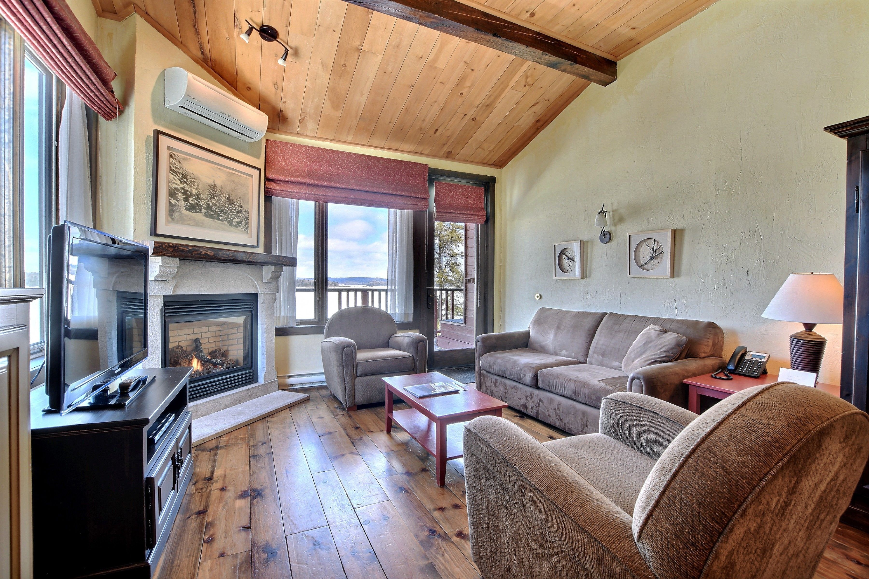 Una sala de estar acogedora con chimenea, asientos cómodos y televisión.