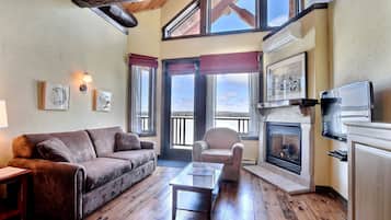 Televisión de pantalla plana, futbolito, mesa de ping pong