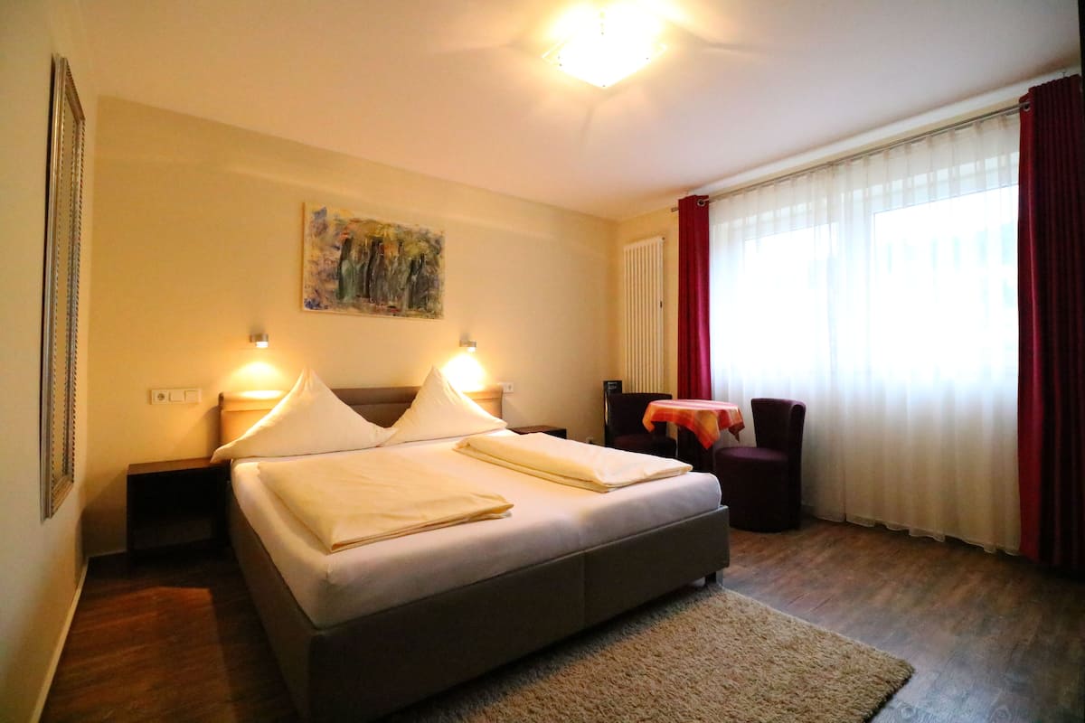 Hypoallergeen beddengoed, een minibar, een kluis op de kamer, een bureau