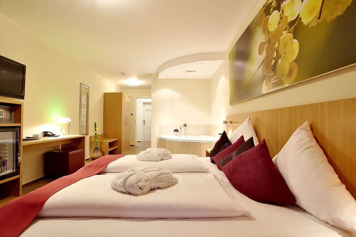 Hypoallergeen beddengoed, een minibar, een kluis op de kamer, een bureau