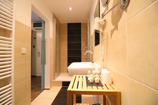Shower, rainfall showerhead, free toiletries, hair dryer