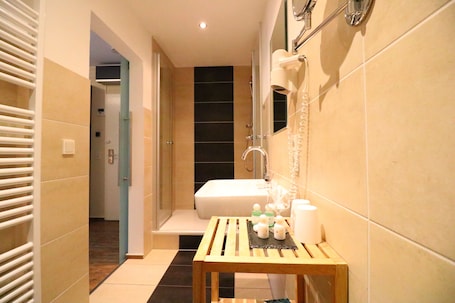 Shower, rainfall showerhead, free toiletries, hair dryer. Christiana's Wein & Art Hotel