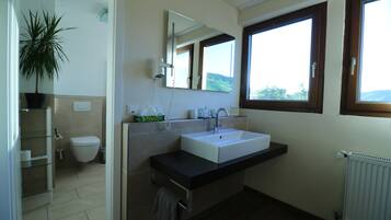 Dusche, Regendusche, kostenlose Toilettenartikel, Haartrockner