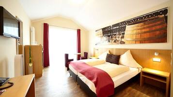 Hypo-allergenic bedding, minibar, in-room safe, desk