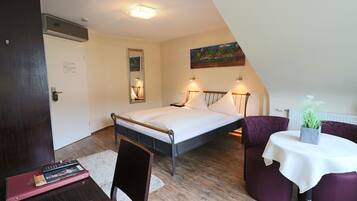 Allergikerbettwaren, Minibar, Zimmersafe, Schreibtisch