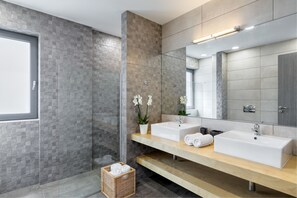 Villa, 3 slaapkamers, privézwembad (Elli) | Badkamer | Een aparte badkuip en douche, een bubbelbad, een haardroger, badjassen