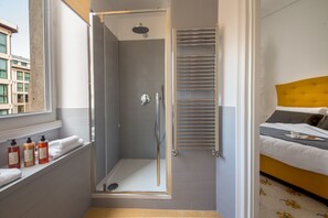 Douche, articles de toilette gratuits, sèche-cheveux, chaussons