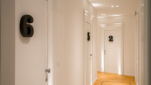 Un pasillo con puertas numeradas 6, 5 y 2.