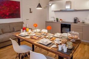 Appartement Luxe, 2 chambres | Coin séjour | Télévision à écran plat de 28 pouces avec chaînes par satellite