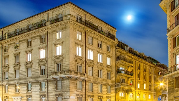 Un edificio histórico con varios pisos, ventanas amplias y balcones.