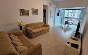 Appartamento Superior, 2 camere da letto, vista mare parziale | Soggiorno | TV