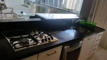 Standard-Apartment, 1 Schlafzimmer, eingeschränkter Meerblick | Eigene Küche | Kühlschrank, Mikrowelle, Herdplatte, Toaster