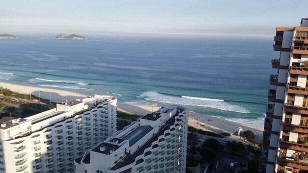 Hotel moderno con vista a una playa y al océano.