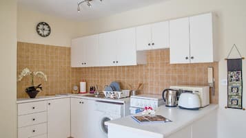 Comfort Apartment, 1 Bedroom, Balcony, Pool View (Shared pool) | Private kitchen | Fridge, microwave, oven, stovetop