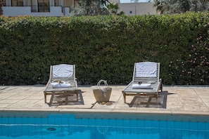Outdoor pool, pool umbrellas, pool loungers - Paphos Love Nest Apartment (Paphos)