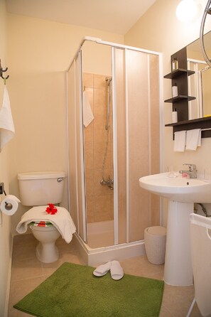 Comfort-Apartment, 1 Schlafzimmer, Balkon, Poolblick (Shared pool) | Badezimmer | Dusche, kostenlose Toilettenartikel, Haartrockner, Handtücher
