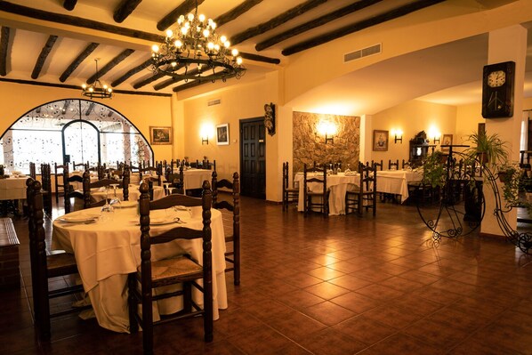 Breakfast, lunch, dinner served; Regional cuisine, garden views