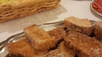 Tägliches Frühstücksbuffet (6.50 EUR pro Person)