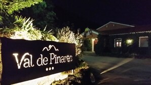 A sign for 'Val de Pinarees' with a pathway leading to a building. - Hospedium Hotel Val de Pinares (Bogarra)